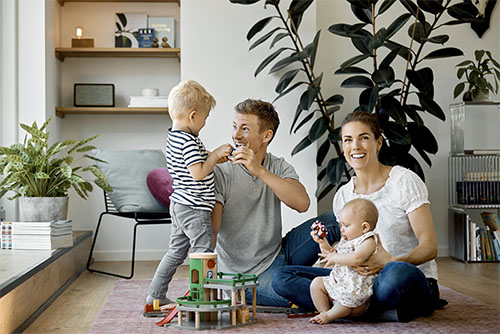 Famille avec deux jeunes enfants