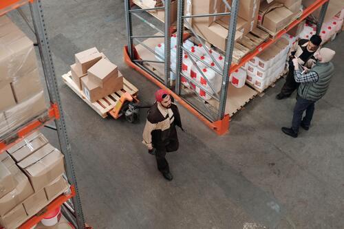salarié qui travaille en industrie